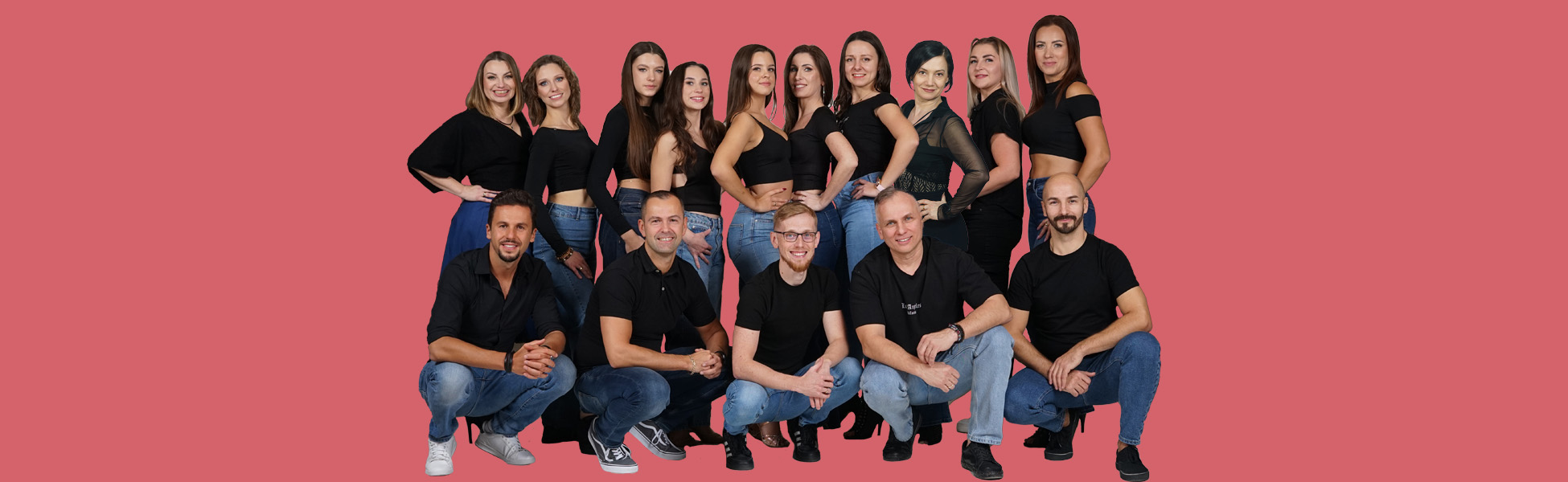 zdjęcie grupowe instruktorów tańsa na różowym tle
